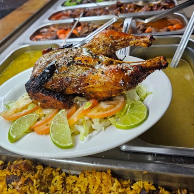 Pollo entero/whole chicken.