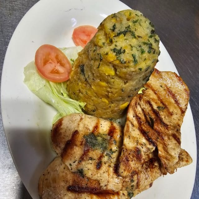 Pechuga Salteada / Chicken Breast Mofongo.